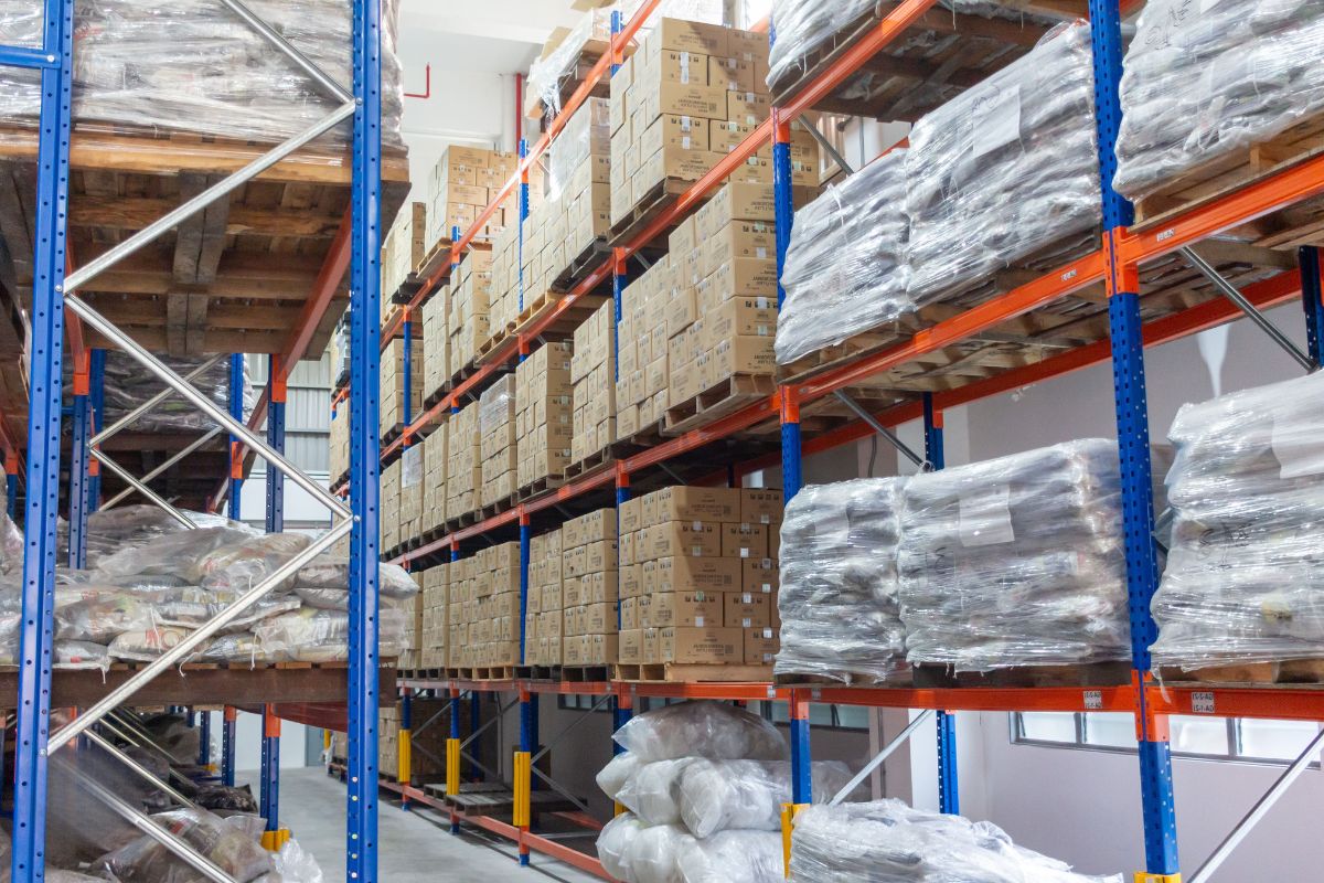 Qian Hu Malaysia warehouse supporting wholesale aquarium and pet product supply